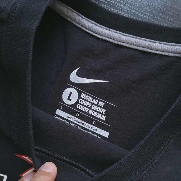 Two NIKE Men Graphic Short Sleeve T-Shirt / Size Large - Picture 5 of 7